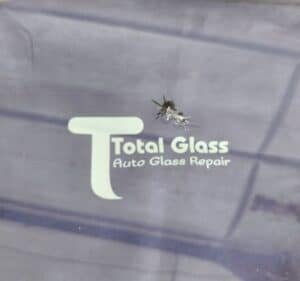 شكل النقرة المركبة في زجاج السيارة قبل الإصلاح بمركز توتال جلاس التجمع الخامس.